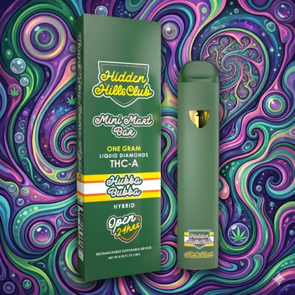 Primer plano de un kit de vapeo Hidden Hills Club THC-A Liquid Diamonds. La caja verde muestra información detallada: un gramo, diamantes líquidos de THC-A, sabor híbrido Hubba Bubba, recargable y desechable. El bolígrafo vapeador verde a juego tiene una ventana de aceite y el logotipo de la marca. El fondo es un patrón psicodélico triposo de color morado y verde.