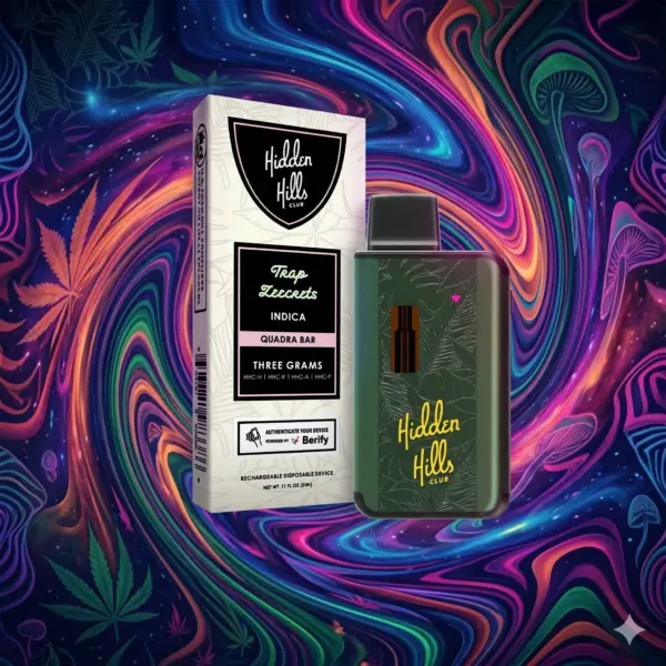 Kit de vapeo de HHC Indica de Hidden Hills Club, 'Trap Zeecrets' de 3g, con dispositivo recargable verde y caja, sobre un fondo de diseño psicodélico con hojas de cannabis.